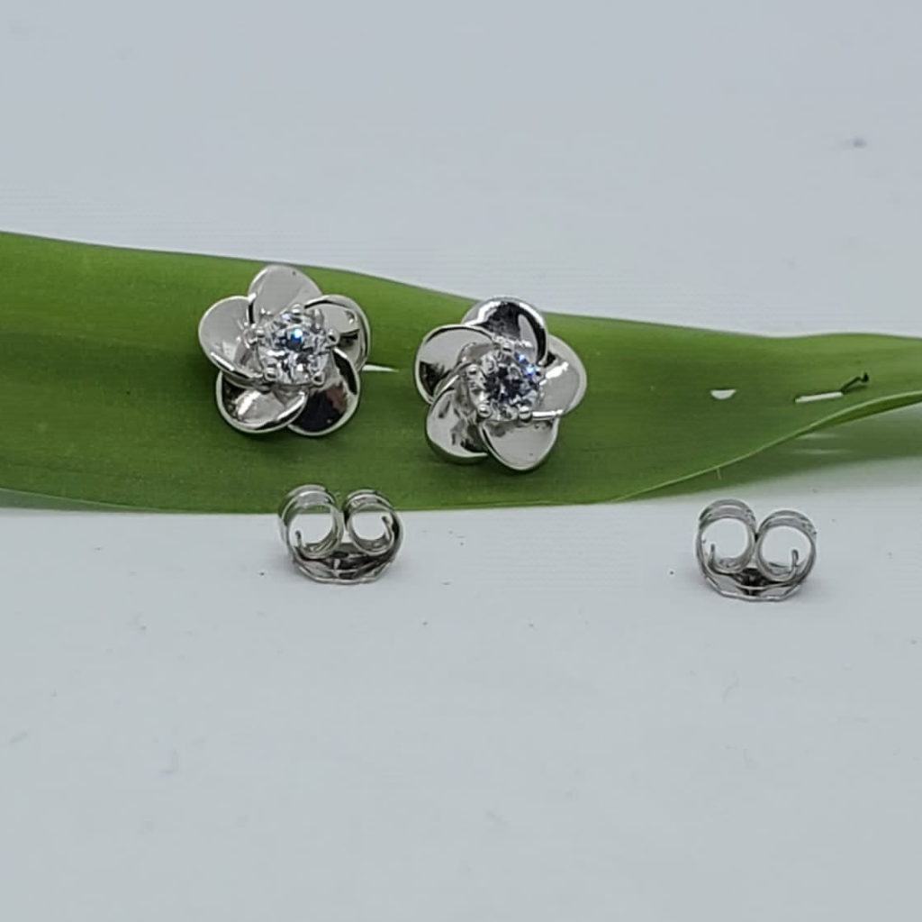 14k White Gold Earrings With Diamonds 0.25ct, They Are Light And Small, Flower